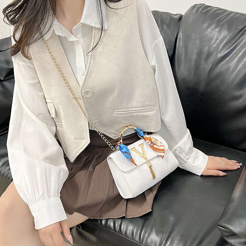 Designer Bag New Fashion Niche Square Patterned Embossed Silk Scarf Decoration V-Pattern Tassel Lock Chain Single Shoulder Small Square Bag