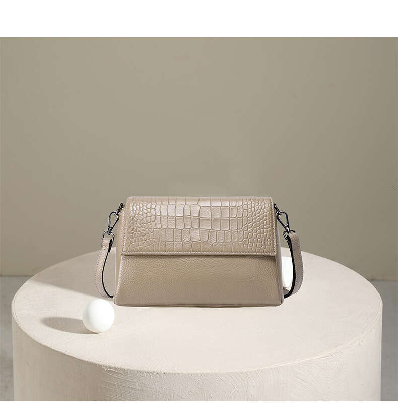 womens Genuine leather handbag 2024 autumn winter new item, crocodile pattern single shoulder underarm bag, high-end and large capacity women's c