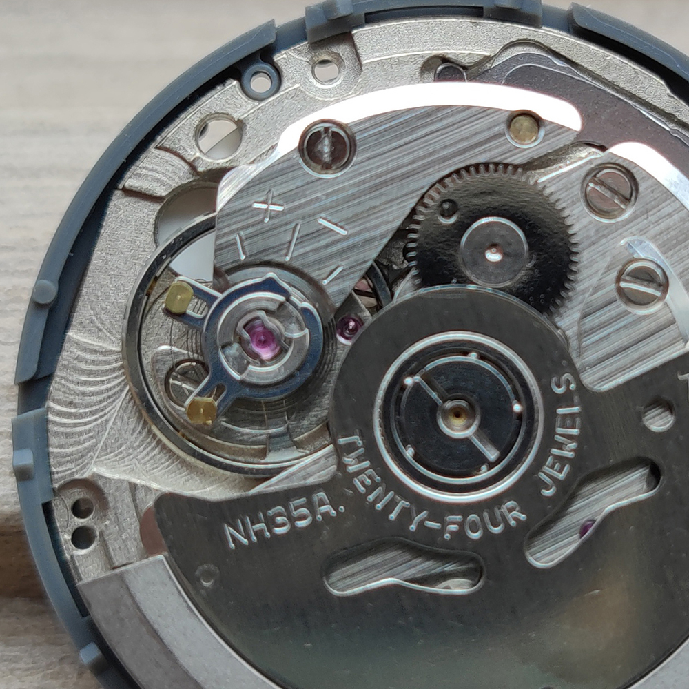 High Accuracy NH35 Automatic Mechanical Movement Modified movement Datewheel Disc Wrist Day Date at 3H Crown at 3.0/3.8 O'clock