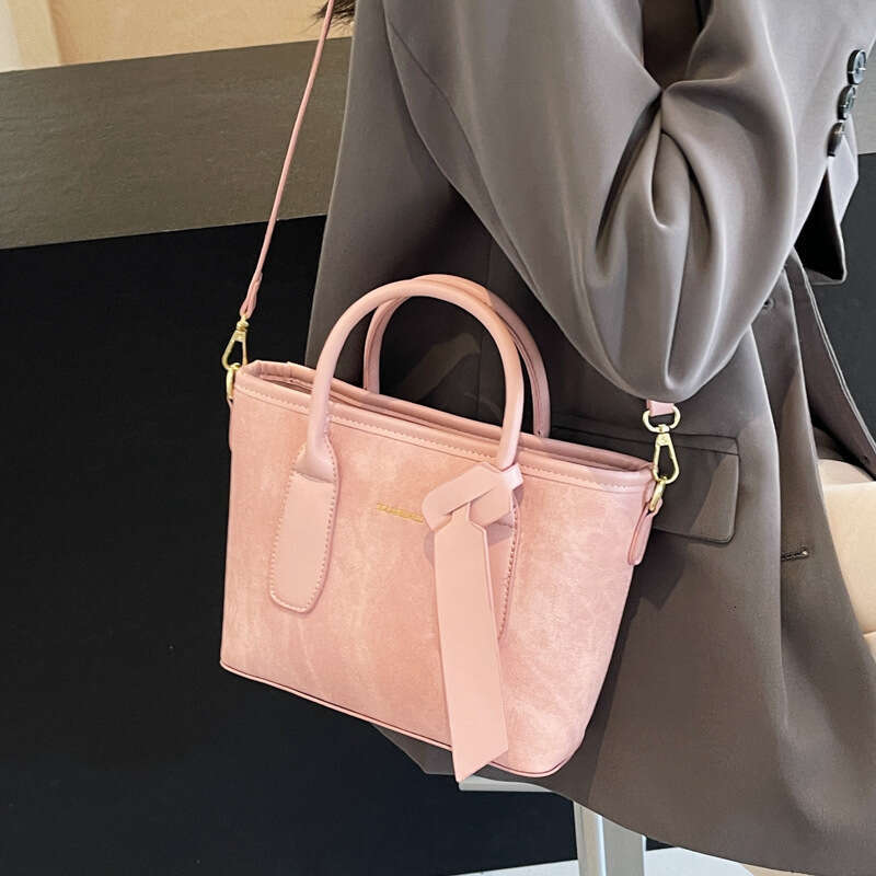 Crossbody women's new style fashionable single shoulder hand-held bucket bag, popular for work and commuting this year