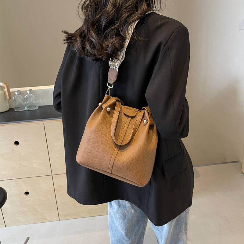 Designer Women's New Bucket High end Texture Large Capacity Crossbody Bag Fashionable and Simple Handheld Shoulder Bag Fashionable Bag