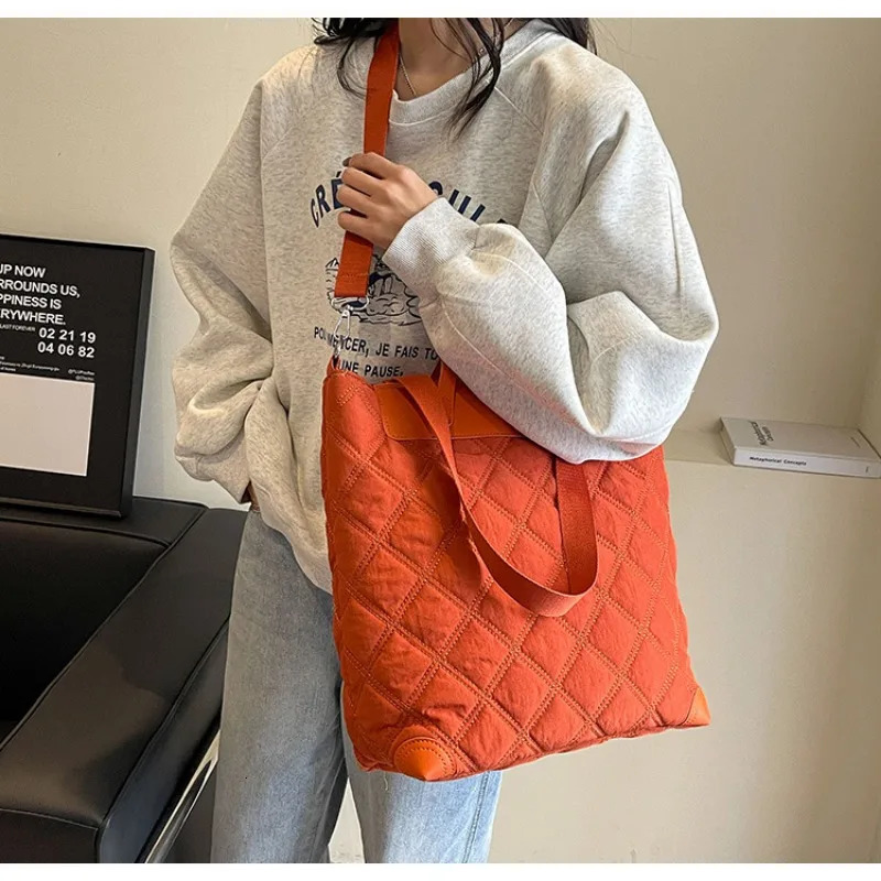 Autumn and Winter Diamond Down Bag Large Capacity Tote Bag Versatile Light Shoulder Oblique Span Bag 241104