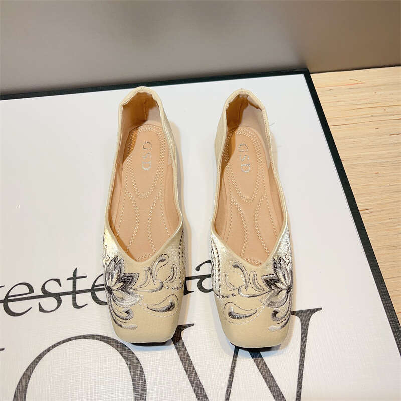 Ethnic Style Embroidered Single For Women 2024 Comfortable Soft Sole Square Toe Shallow Mouth New Chinese Qipao Flat Bottomed Bean Shoes