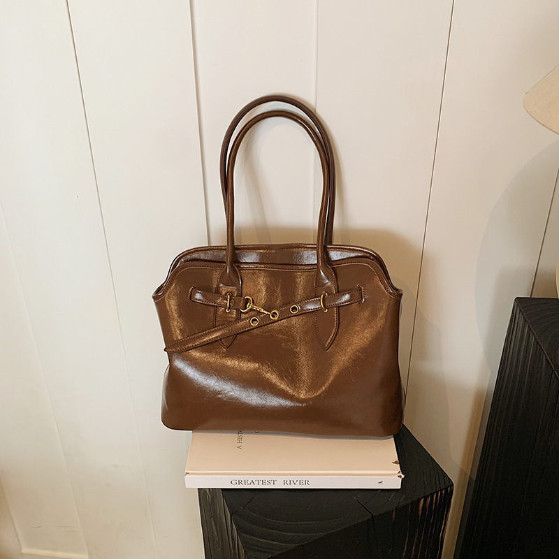 Designer women's new large capacity underarm handbag with niche design, fashionable and multifunctional women's shoulder bag