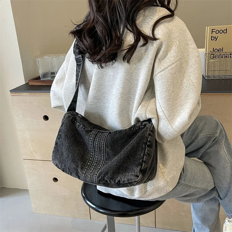 selling casual sewing thread zipper denim womens cross body bag fashionable casual large capacity shoulder bag 241105
