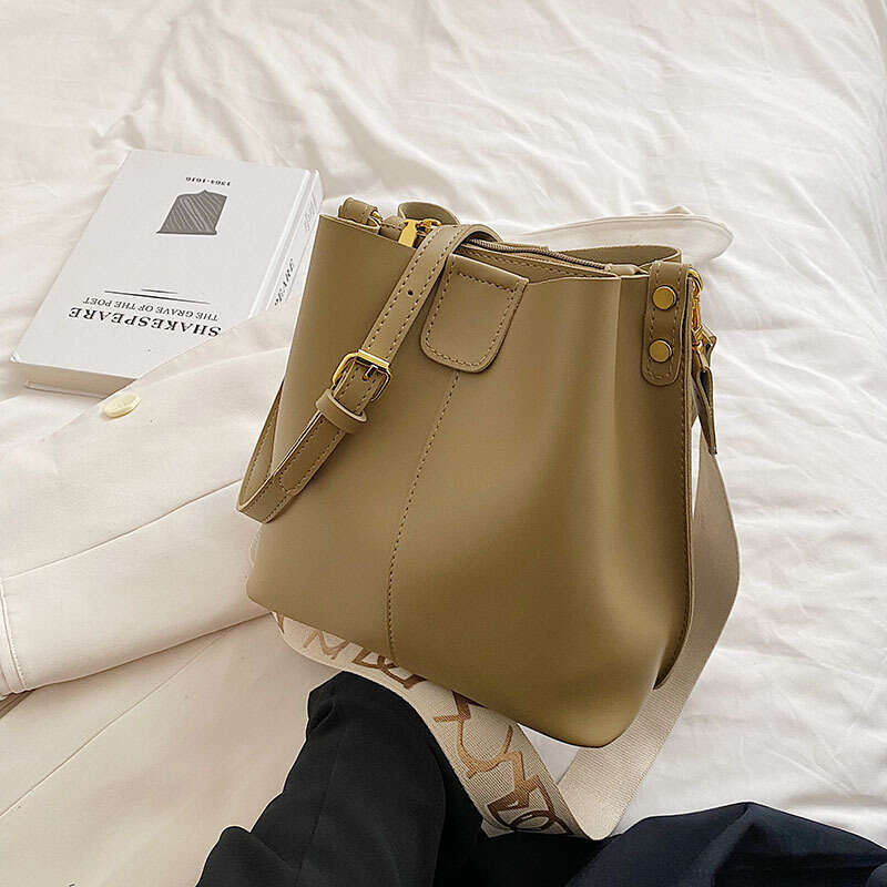 Women's 2024 New Autumn/Winter Style Fashionable Simple Large Capacity Strap Single Shoulder Crossbody Bucket Bag