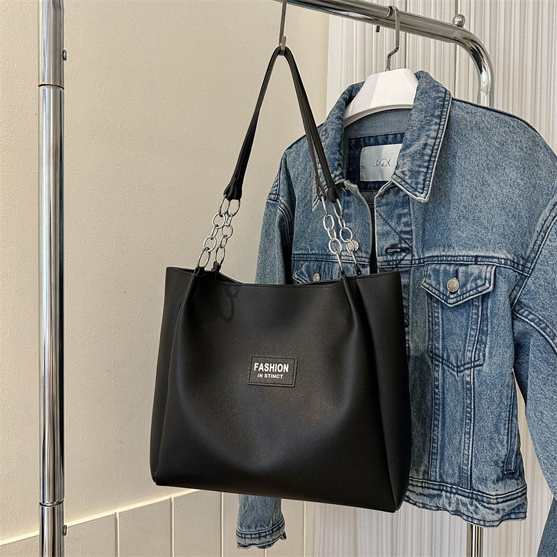 New designer handbag designed specifically for women, featuring large capacity and fashionable commuting bags