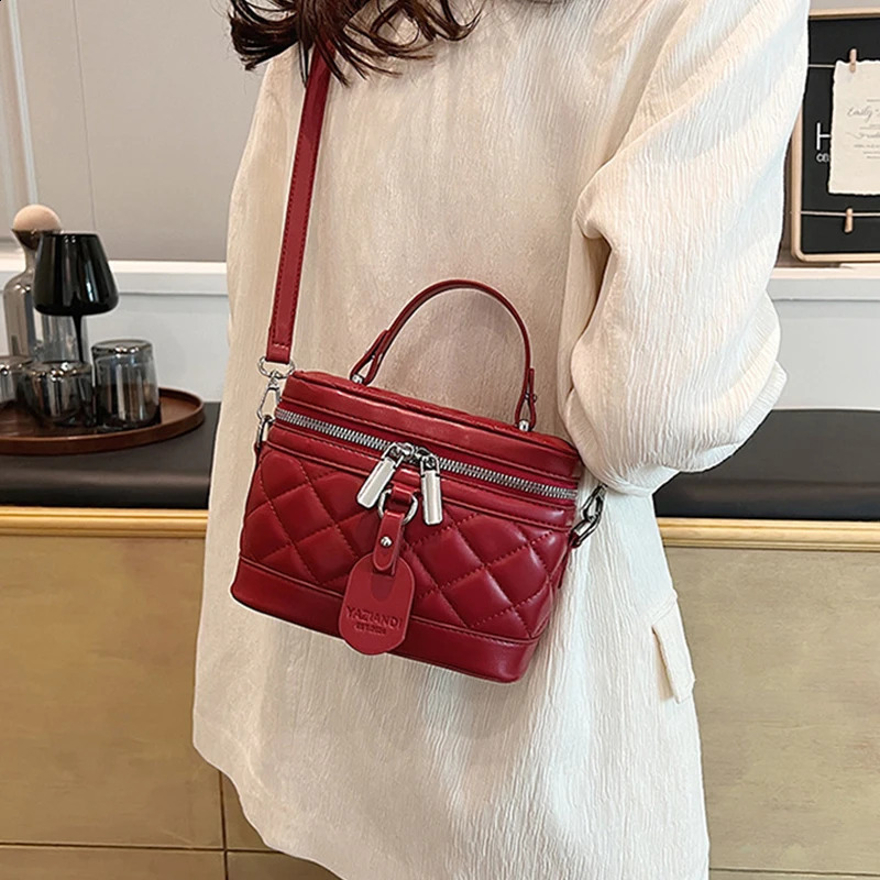 Red Handbag Womens Spring/Summer Fashion Texture Versatile Crossbody Bags Temperment Commute Chains Shoulder Bag 241105