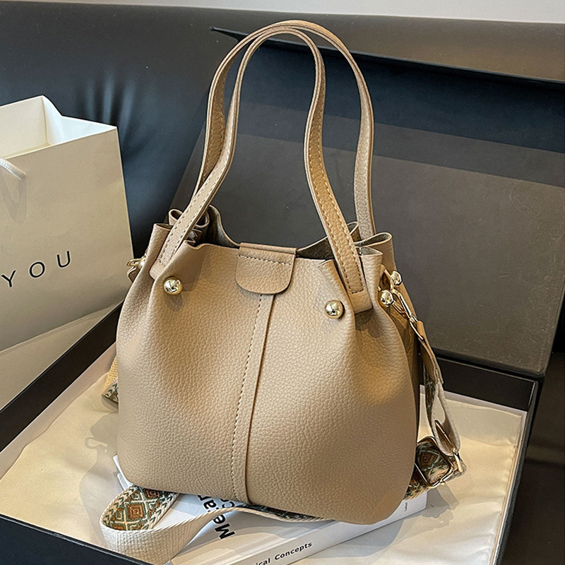 Designer Women's New Bucket High end Texture Large Capacity Crossbody Bag Fashionable and Simple Handheld Shoulder Bag Fashionable Bag