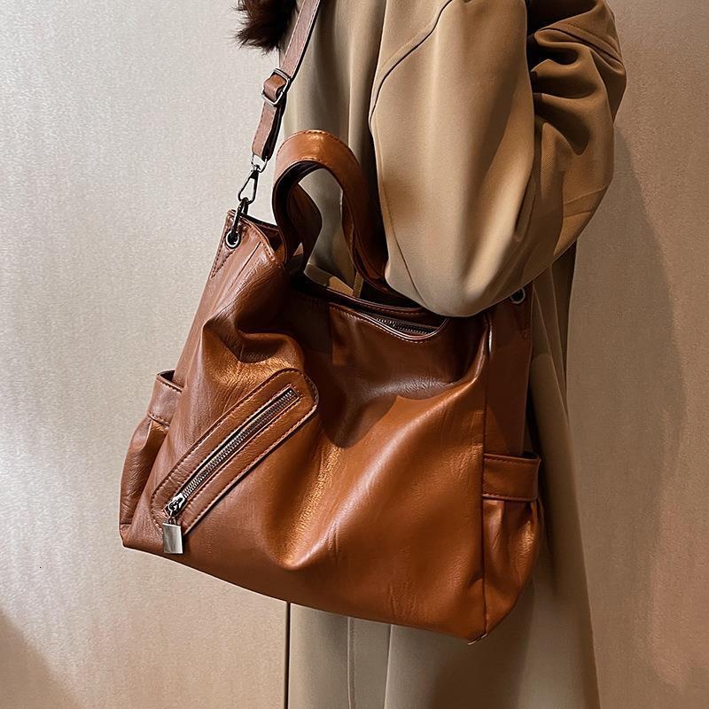 New designer fashionable multifunctional single shoulder one-piece large capacity commuting fashionable women's bag fashion bag