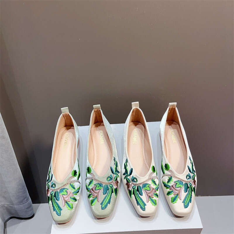Spring And Autumn Style Coarse Heel For Women, Korean Edition, New Chinese Style, Silk Embroidery, Women's Low Order Shoes