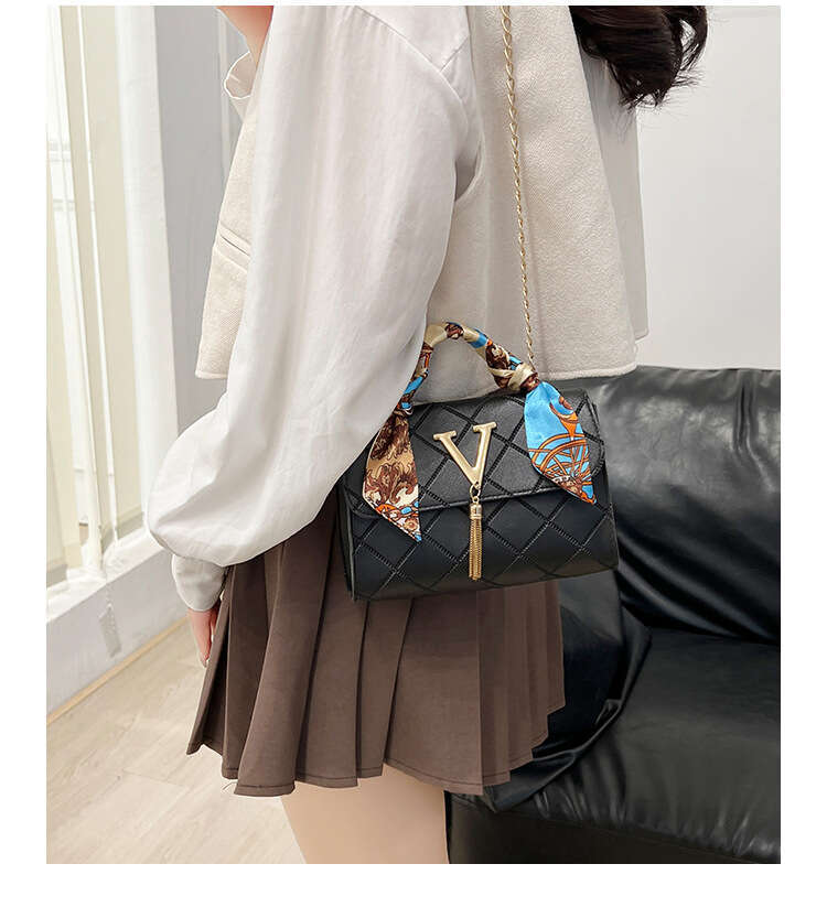 Designer Bag New Fashion Niche Square Patterned Embossed Silk Scarf Decoration V-Pattern Tassel Lock Chain Single Shoulder Small Square Bag