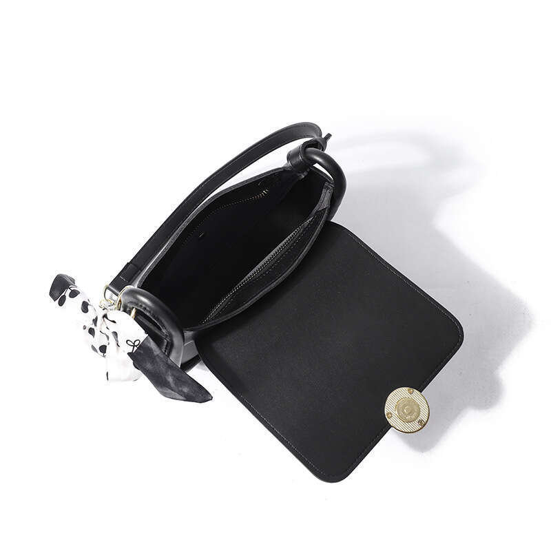 Underarm with niche texture for women's summer 2024 new trendy fashion chain small square bag, versatile Instagram crossbody bag