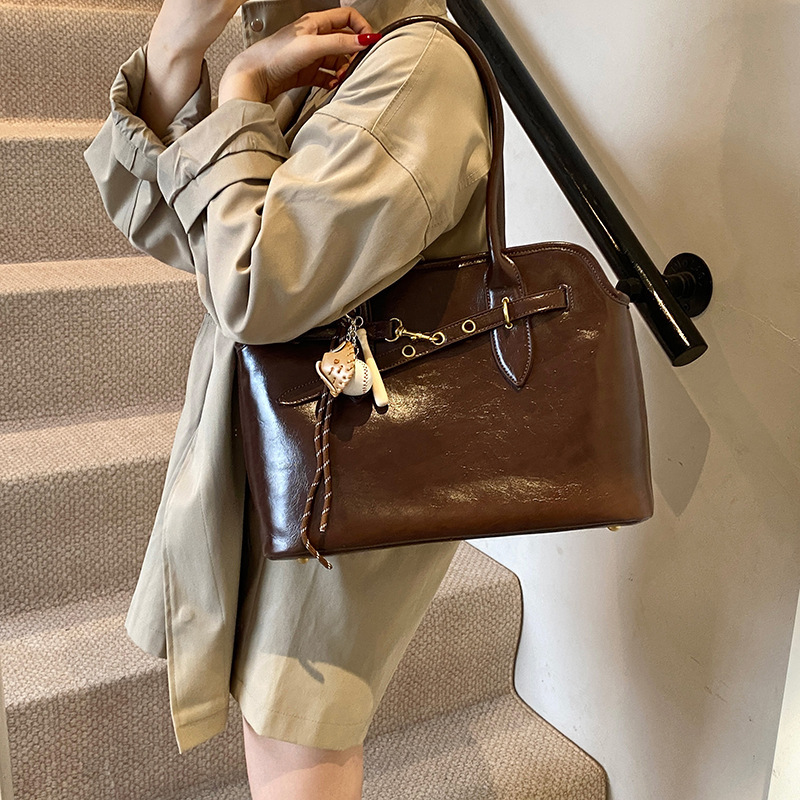 Designer women's new large capacity underarm handbag with niche design, fashionable and multifunctional women's shoulder bag