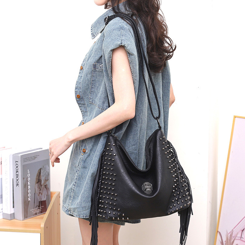 trend 2025NEW New designer casual soft leather rivet tassel large capacity skull fashion head single shoulder diagonal big bag women s fashion bag tre