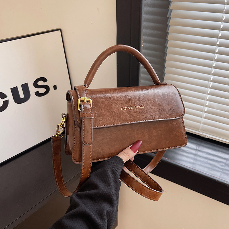 New designer's popular women's bag, niche high-end Western style new fashionable commuting single shoulder diagonal cross stick bag