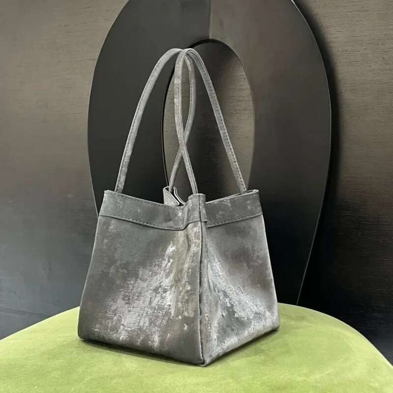 Aesthetic Sier Womens Handbag 2025 New Fashion Chinese Style Bucket Bags Small Advanced Vintage Female Crossbody Bag