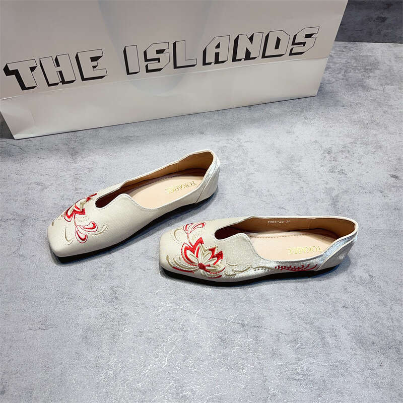 New Chinese Flat Sole Single Women, Korean Version For Spring And Summer, New Style Soft Soled Hanfu Embroidered Bean Shoes