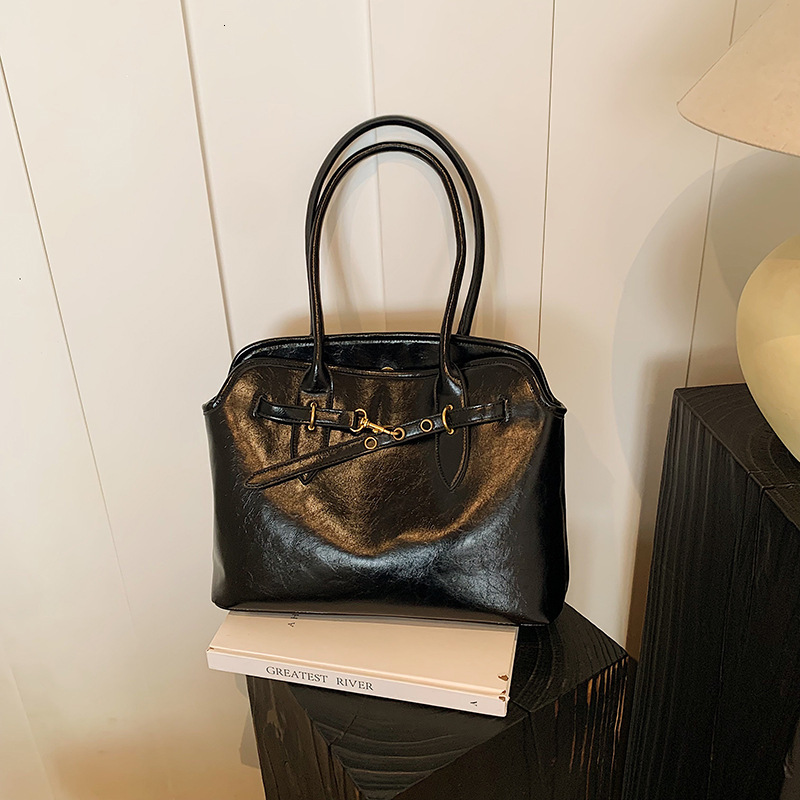 Designer women's new large capacity underarm handbag with niche design, fashionable and multifunctional women's shoulder bag