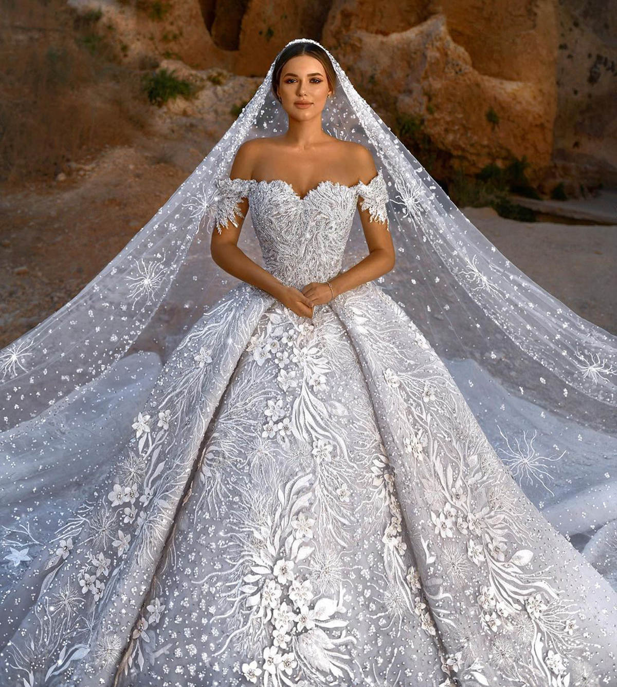 Vintage Wedding Dresses 3D Ral Appliques Off Shoulder Bride Ball Gown Lace Short Sleeves Bridal Dress Backless Customized Vestidos De Novia 0219