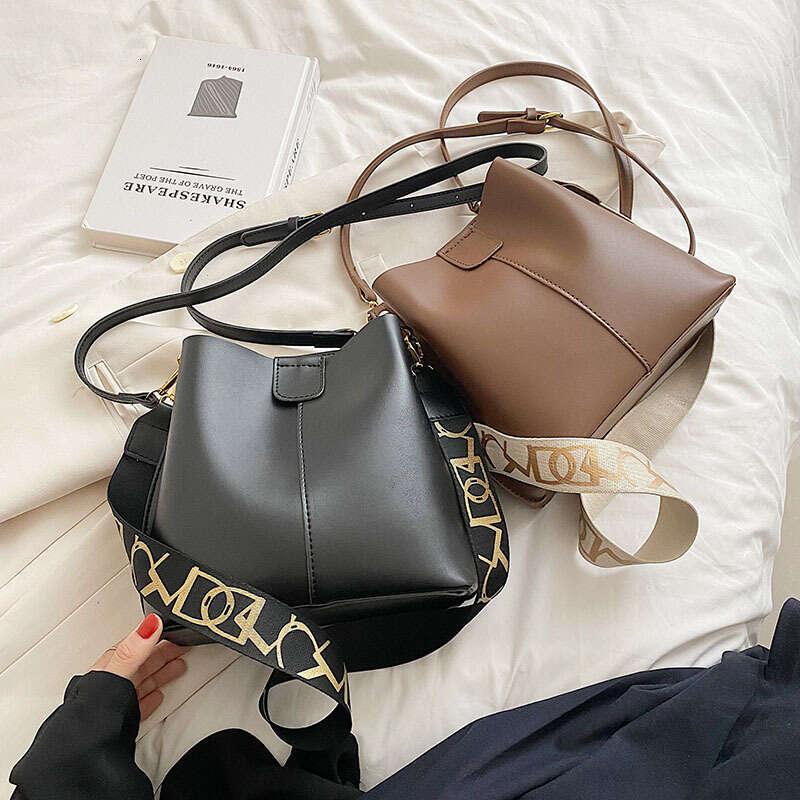 Women's 2024 New Autumn/Winter Style Fashionable Simple Large Capacity Strap Single Shoulder Crossbody Bucket Bag