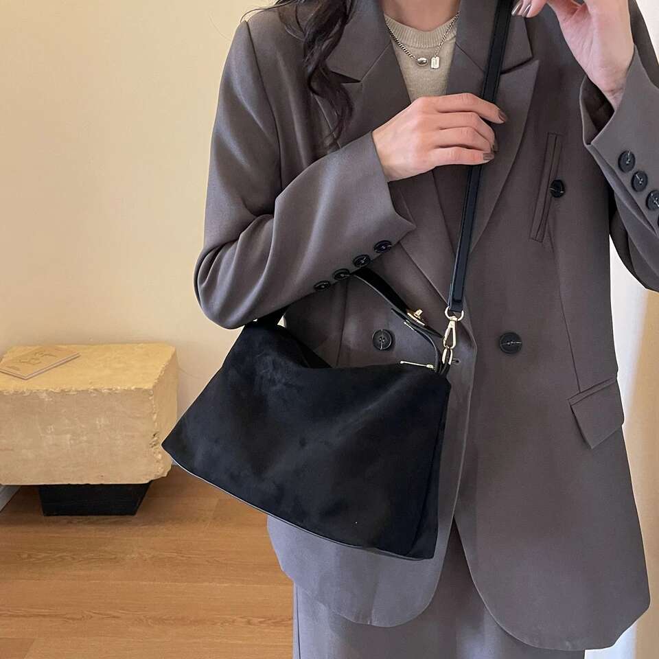 Advanced Retro for Women's 2025 New Textured Frosted Shoulder with Large Capacity Crossbody Commuting Tote Bag