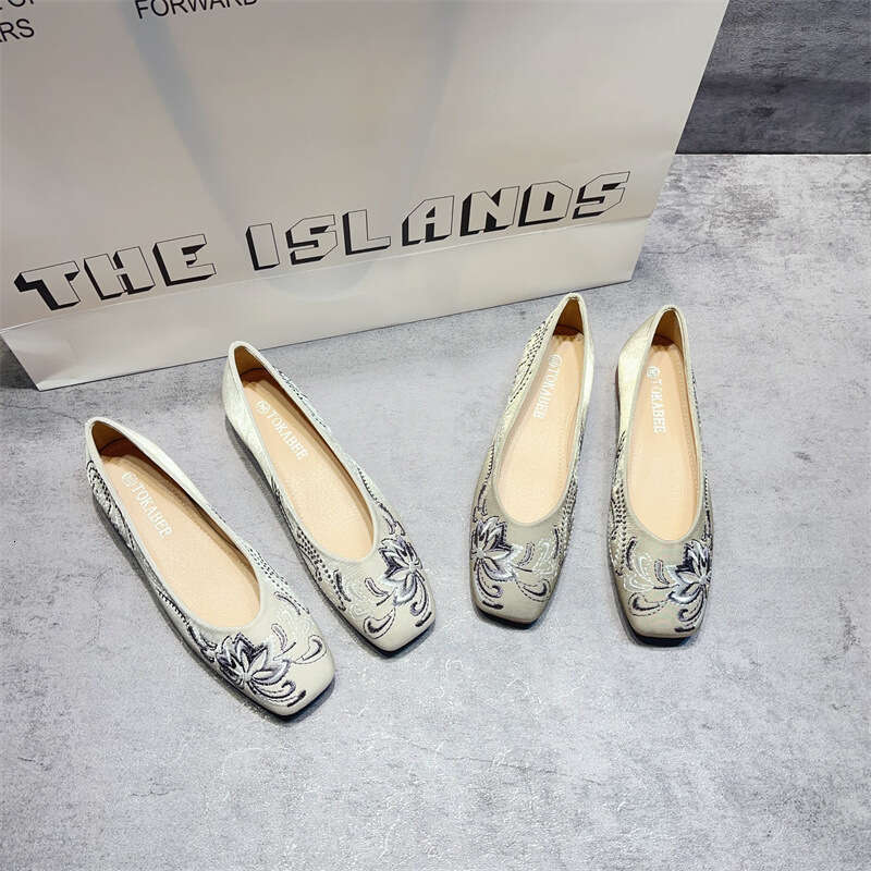 New Chinese Women's Korean Version Spring And Summer New Style Embroidered Single Shoe Shallow Mouth Square Soft Sole Flat Toe Grandma Shoes