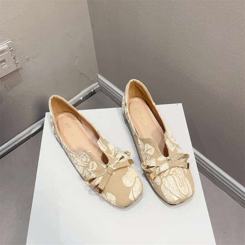 New Chinese Style For Women, Handmade Square Toe Fashionable Flat Bottom Shallow Mouth Single Shoe Embroidered Cheongsam Shoes