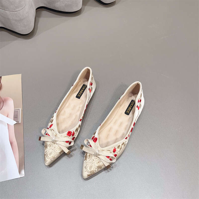 New Chinese Style Flat Bottomed Shallow Mouth Women's Korean Version New Fabric Single Shoe Soft Sole With Qipao Embroidered Pointed Shoes