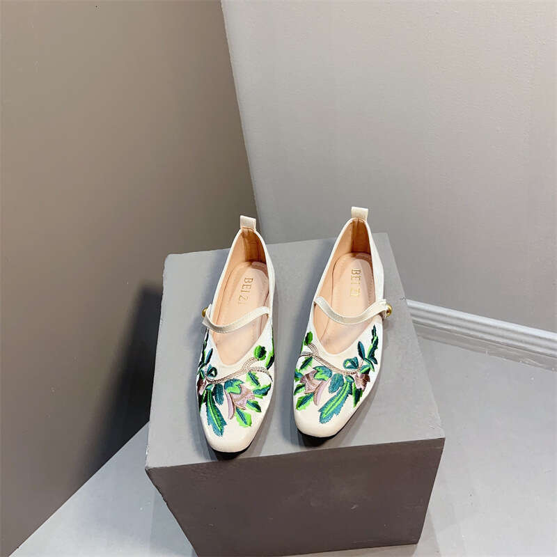 National Style Chinese Square Toe Temperament Single Shoe Women's Soft Sole Silk 2024 Spring And Autumn New Embroidered Cheongsam Scoop Shoes