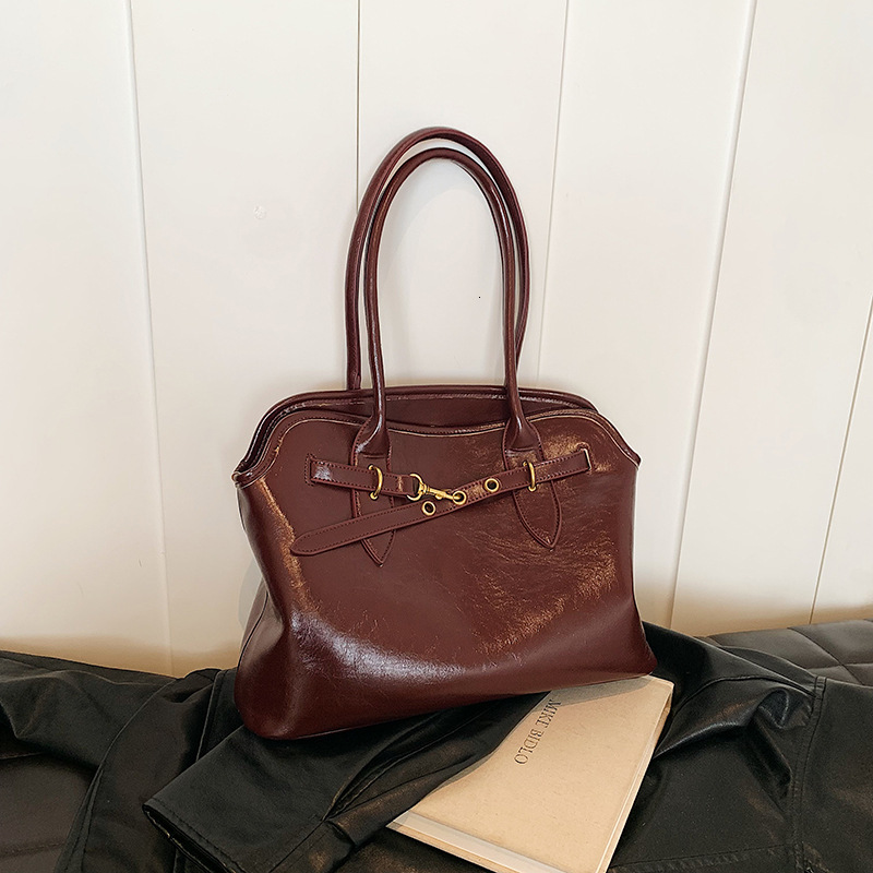 Designer women's new large capacity underarm handbag with niche design, fashionable and multifunctional women's shoulder bag
