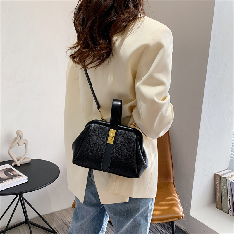 New designer's trendy new style, single shoulder slanted hand feel handbag, fashionable bag