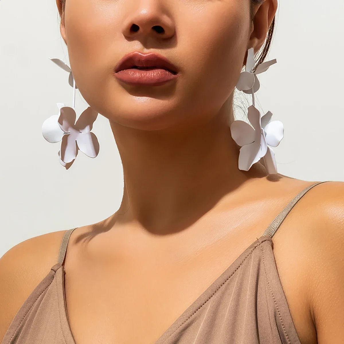 Bohemian Colorful Spray Metal Flower Drop Earrings Trend Y2K Big Flower Pendant Earrings Womens Party Jewelry Gift 241105