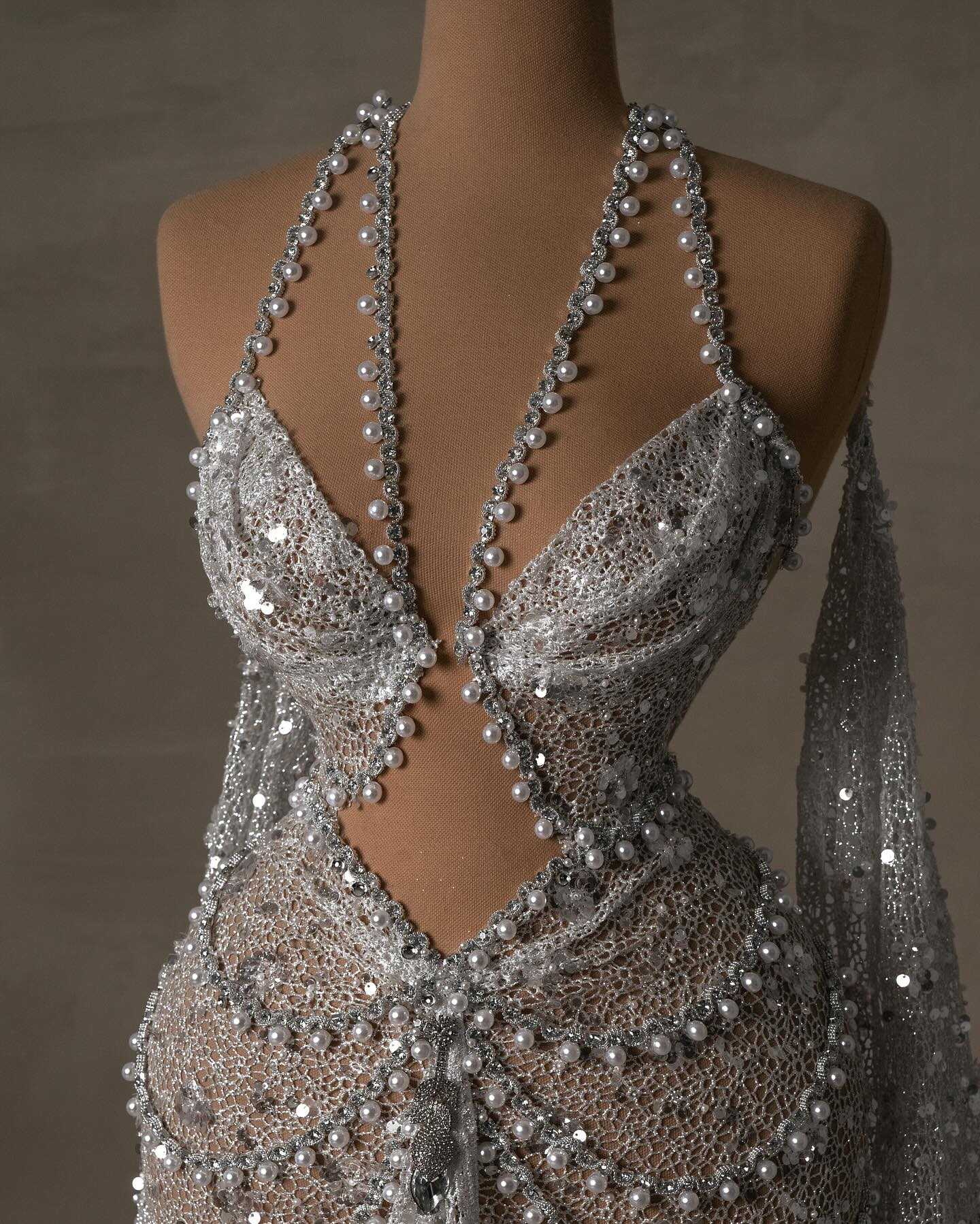 Exquisite Mermaid Wedding Dress With Veil Beaded Pearls Halter Neck Bride Gowns Sweep Train Bridal Dresses Customized