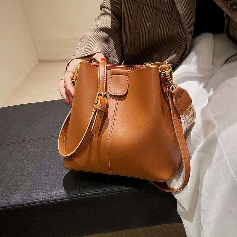 Women's 2024 New Autumn/Winter Style Fashionable Simple Large Capacity Strap Single Shoulder Crossbody Bucket Bag