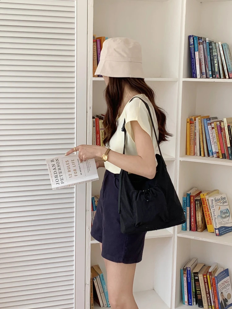 Summer Nylon Womens Bag with Ten Font Simple Lightweight and Casual Drawback Bag Prefabricated Womens Shoulder Bag 241105