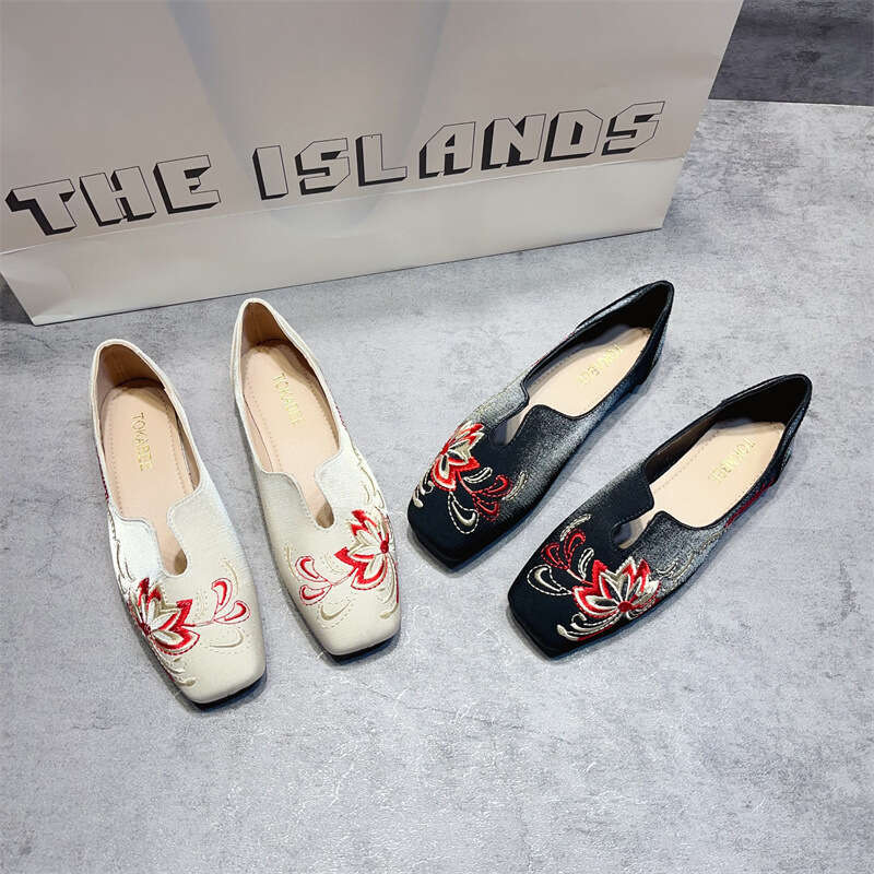 New Chinese Flat Sole Single Women, Korean Version For Spring And Summer, New Style Soft Soled Hanfu Embroidered Bean Shoes