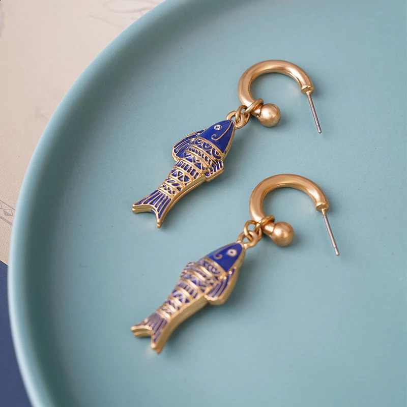 Blue Fish Pendant Earrings Chic Marine Life Charms Earrings Women Girls C-Shapled Statement Earring Gift 241105