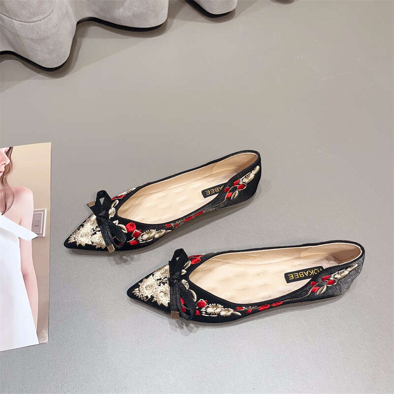 New Chinese Style Flat Bottomed Shallow Mouth Women's Korean Version New Fabric Single Shoe Soft Sole With Qipao Embroidered Pointed Shoes