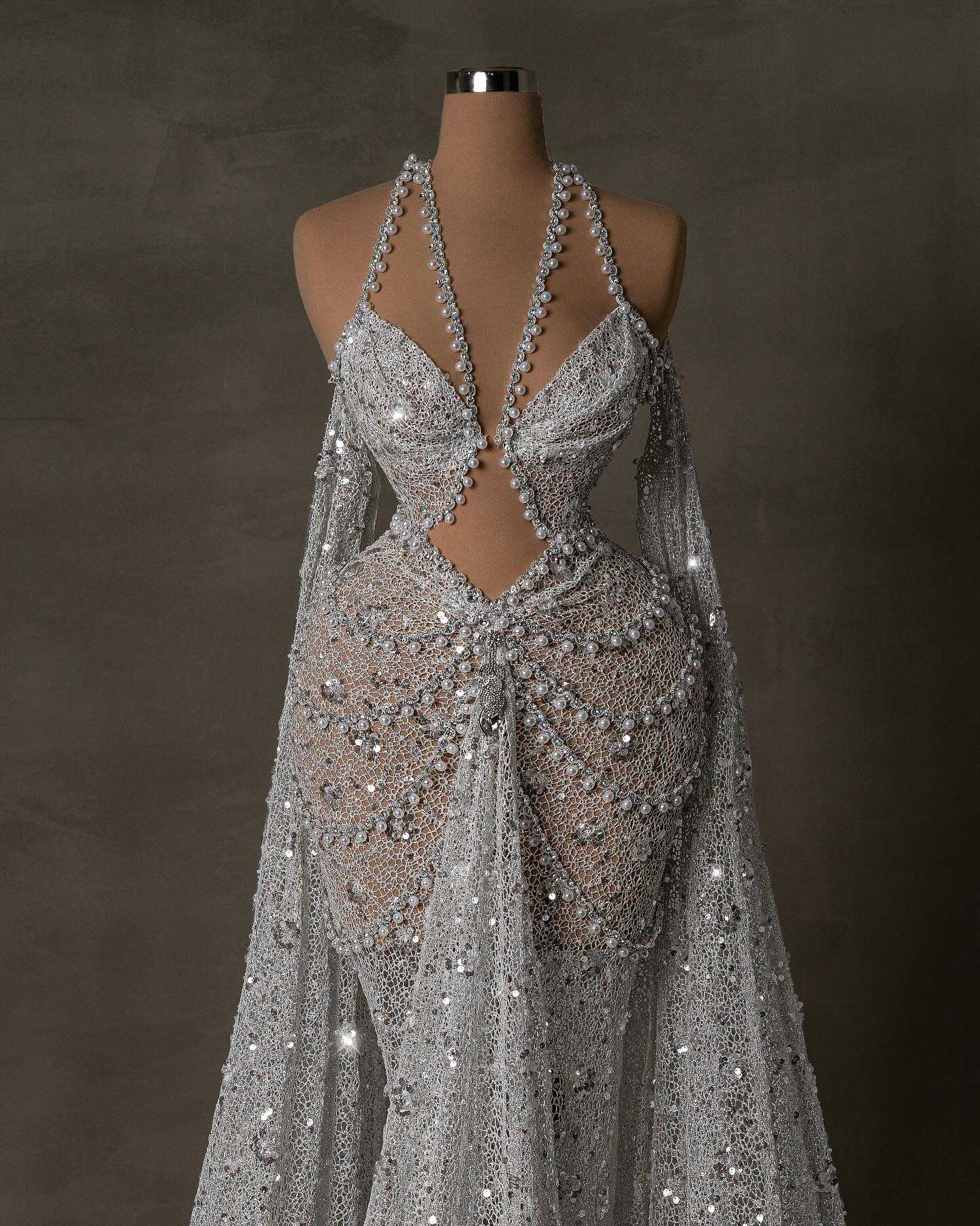 Exquisite Mermaid Wedding Dress With Veil Beaded Pearls Halter Neck Bride Gowns Sweep Train Bridal Dresses Customized