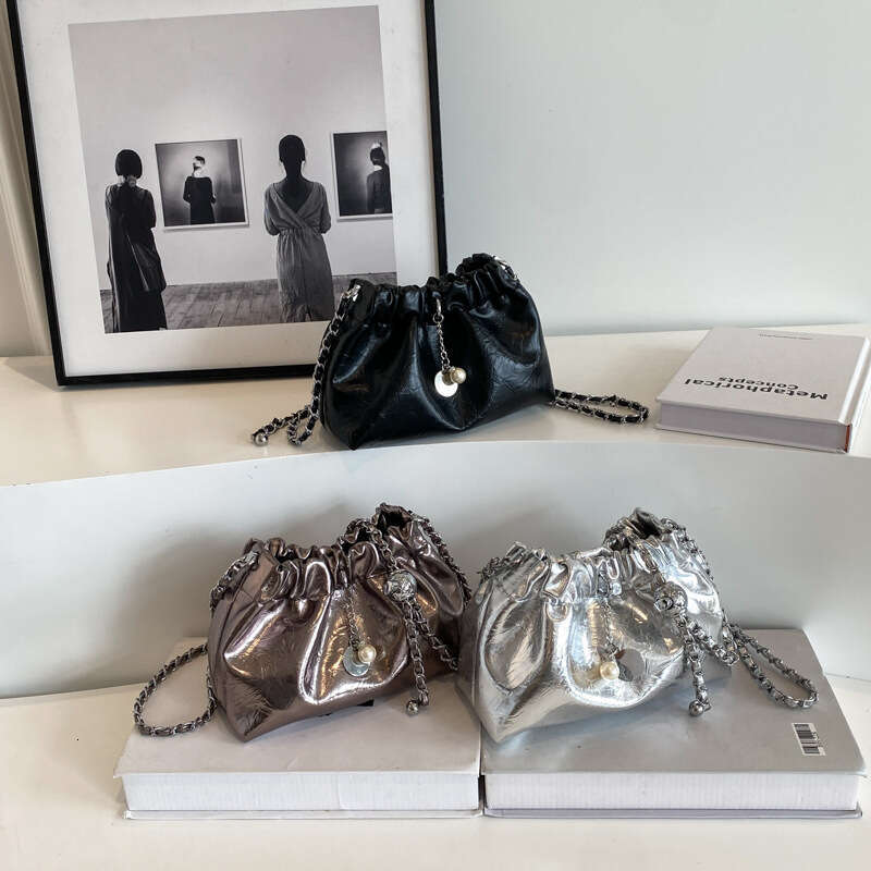 2024 New Women's Small Luxury Chain Crossbody Fashionable and Versatile One Shoulder Folded Cloud Water Bucket Bag