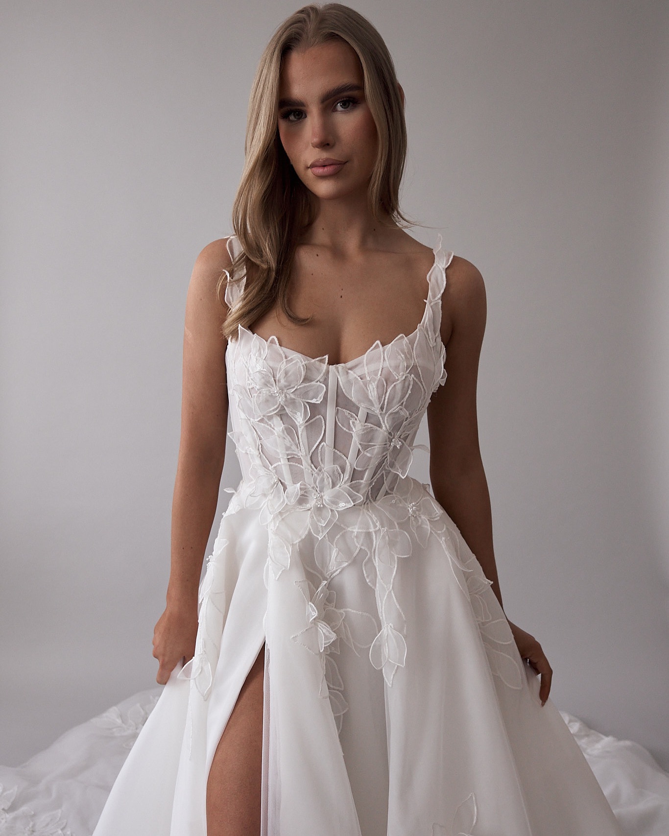 Dresses Gorgeous Organza Bridal Gowns 2024 Leappliqued Straps Wedding Dress A E Backless Sweep Train Split Robe De Mariee