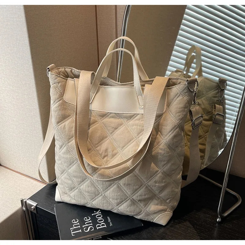 Autumn and Winter Diamond Down Bag Large Capacity Tote Bag Versatile Light Shoulder Oblique Span Bag 241104