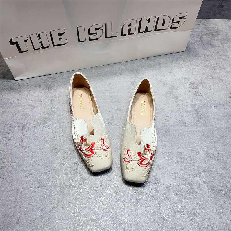 New Chinese Flat Sole Single Women, Korean Version For Spring And Summer, New Style Soft Soled Hanfu Embroidered Bean Shoes