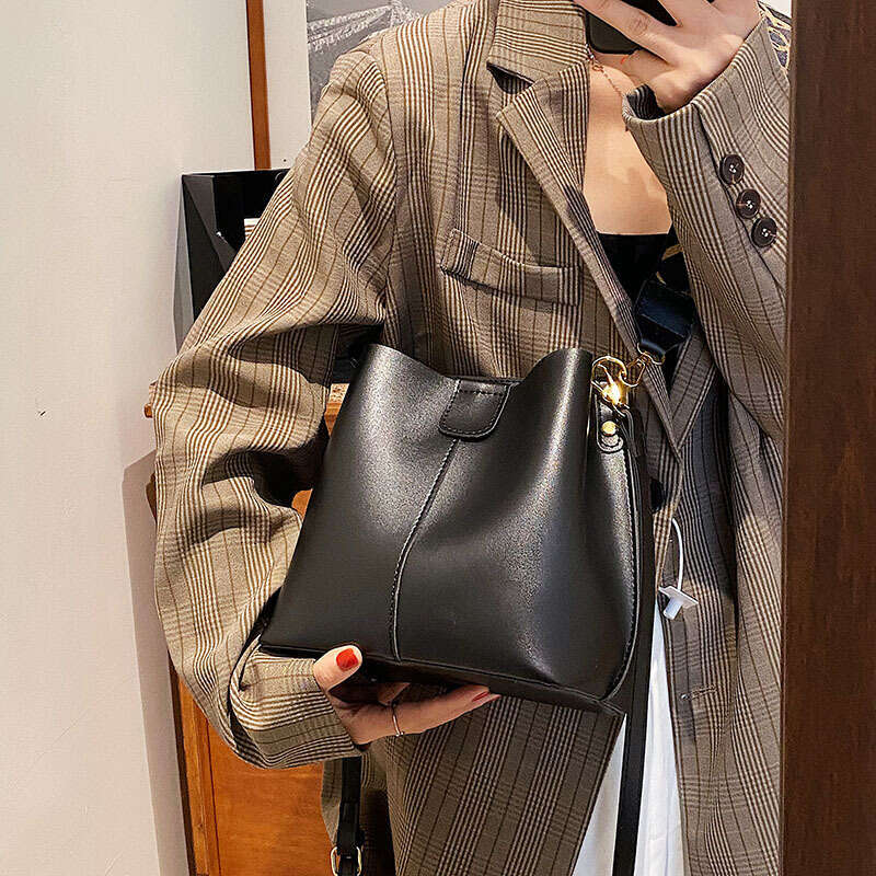 Women's 2024 New Autumn/Winter Style Fashionable Simple Large Capacity Strap Single Shoulder Crossbody Bucket Bag