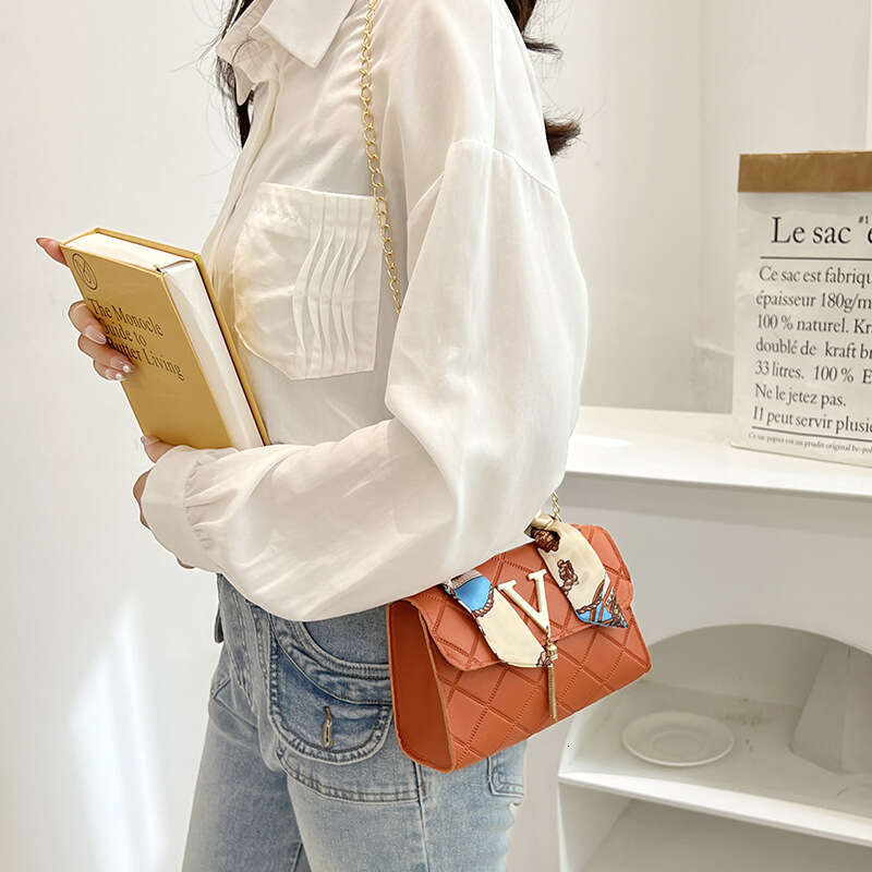 Designer Bag New Fashion Niche Square Patterned Embossed Silk Scarf Decoration V-Pattern Tassel Lock Chain Single Shoulder Small Square Bag