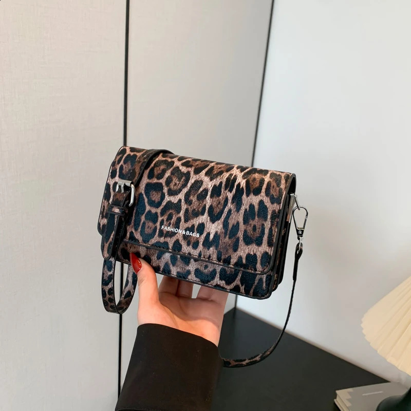 Womens Bag Fashionable and Sexy Ten Font Bag Panther Pattern Light Shoulder Bag Four Seasons 241105