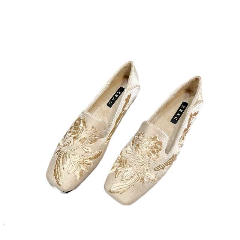 Chinese Square Toe Flat Sole Single Shoe Korean Style New Soft Soled Cheongsam Embroidered With Velvet And Fluffy Scoop Shoes