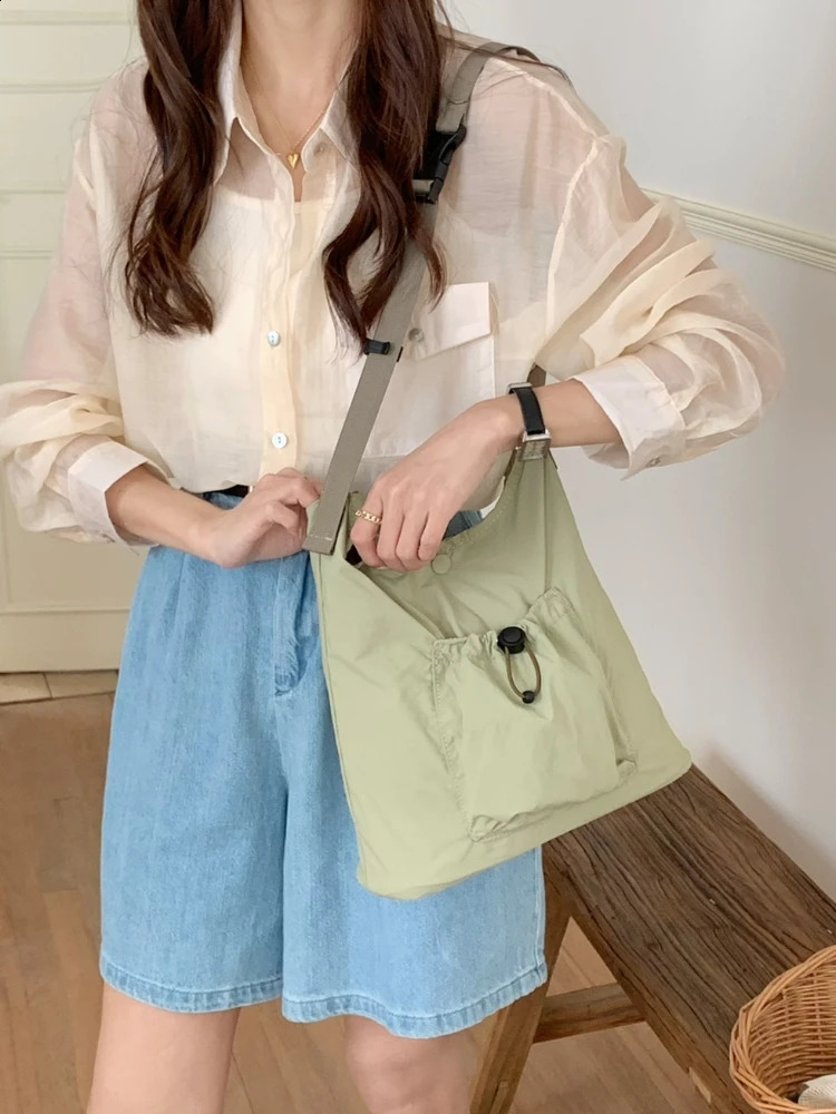 Summer Nylon Womens Bag with Ten Font Simple Lightweight and Casual Drawback Bag Prefabricated Womens Shoulder Bag 241105