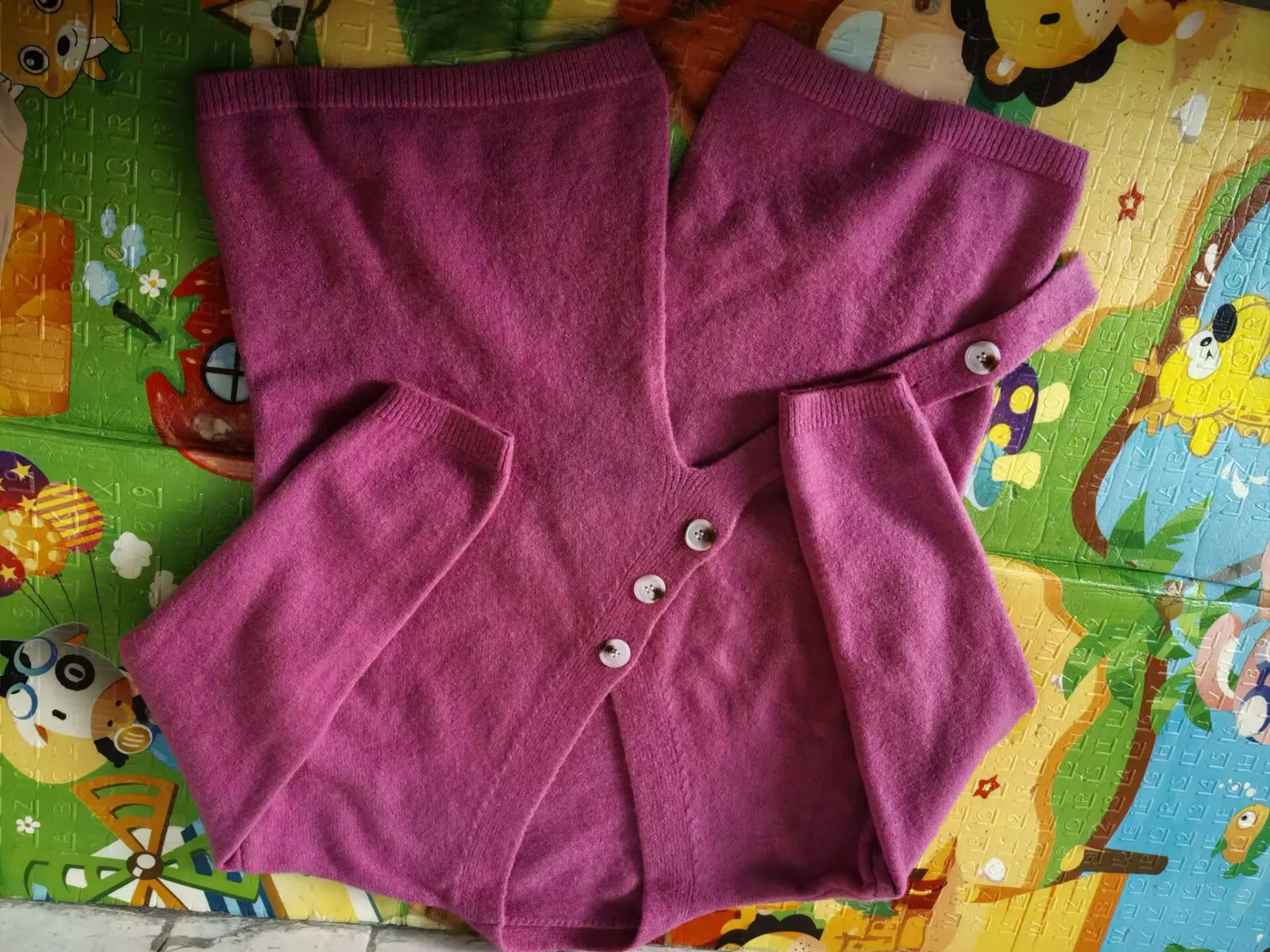 Plus size winter pregnant sweater solid color long sleeved V-neck pregnant knitted fleece fashionable pregnant jacket 241105
